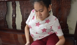 Nữ sinh liệt nửa người được bố cõng đi thi đại học 