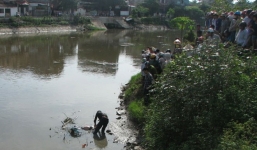 Phát hiện thi thể phụ nữ phân hủy, hai chân co gập trôi sông