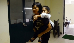 Những sĩ tử đến trường thi bằng đôi chân của người thân