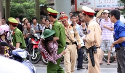 Chờ con thi, mẹ đã ngất dưới trời nắng nóng