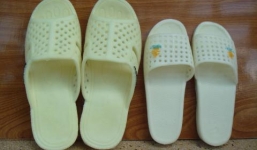 Cho thuê dép 5.000 đồng/đôi, kiếm tiền triệu mỗi ngày