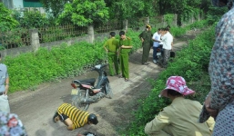 Phát hiện thi thể người đàn ông chết trong tư thế quỳ gối