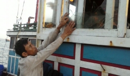 Tàu cá Việt lại  bị tàu chiến TQ tấn công bằng búa, thiệt hại trăm triệu đồng