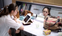 Cận cảnh 1 ngày làm việc của người mẫu xe hơi nóng bỏng