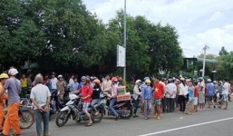 Phát hiện 4 bàn chân người lòi ra sau chiếc giường ở quán cà phê