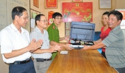 Đi tập thể dục phát phiện va li chứa nhiều tiền, vàng