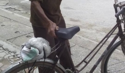 Ông lão 84 tuổi đạp xe 220 km để bảo hành chiếc điện thoại 200 nghìn