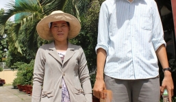 Sĩ tử khổng lồ cao 2 m gây chú ý tại trường thi