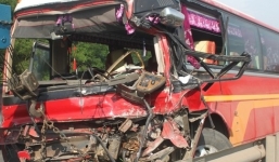 Xe khách đâm xe tải, 20 người nhập viện cấp cứu