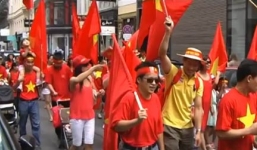 Rực đỏ phố Áo trong cuộc tuần hành phản đối giàn khoan TQ