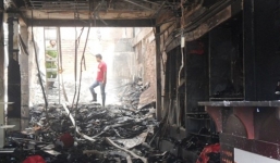 Vụ cháy khiến 3 người chết: Thẫn thờ bên quan tài cha mẹ, em gái