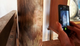 Những lời đồn đoán về hình mặt người nổi trên cột nhà ở Nam Định