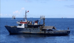 Trung Quốc giảm tàu vỏ sắt ở giàn khoan Hải Dương 981