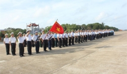 Lễ chào cờ trên đảo Trường Sa Lớn nhìn từ camera bay