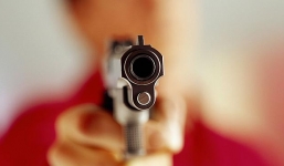 Cãi nhau trong quán cafe, chồng rút súng bắn chết vợ