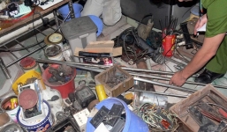 Cận cảnh xưởng sản xuất vũ khí của giang hồ đất Cảng