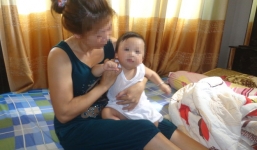 Bế bé trai 8 tháng tuổi đến đám cưới bắt chú rể nhận con