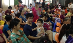 Chùm ảnh: Người Hà Nội chen lấn, vật vã tiêm vắcxin 5 trong 1 cho trẻ