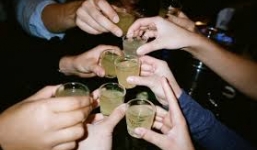 Ông lão 62 tuổi đâm chết bạn nhậu bằng một nhát dao