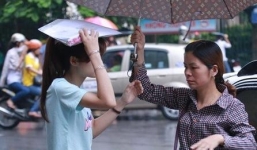 Thí sinh đội mưa đi làm thủ tục dự thi đợt 2