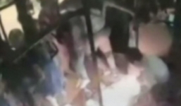 Hành khách đổ dầu đốt xe bus, 33 người bị thương nặng