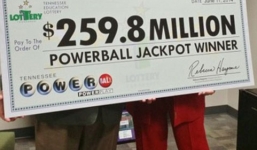 Trúng số độc đắc hơn 5 nghìn tỉ, đem hết làm từ thiện