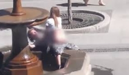 Sốc với đôi nam nữ thản nhiên 'mây mưa' dưới đài phun nước