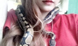 'Rợn tóc gáy' với sở thích kỳ lạ của nữ sinh trường Báo