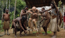 Rùng mình chứng kiến cảnh ướp xác bằng cách hun khói 