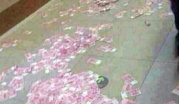 Đại gia xé tung bọc tiền 3 tỷ đồng rải khắp nơi để trả thù bạn gái