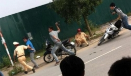 Hàng trăm người dân vây “đánh” 2 CSGT