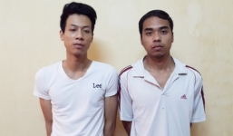 Thanh niên phi người qua cửa kính xe taxi để thoát nhóm đòi nợ