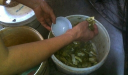 Nguy cơ ung thư từ dưa, cà muối đựng trong thùng sơn