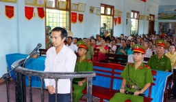 Nghi vợ ngoại tình, đập vợ gục tại sân giếng