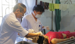 Chồng đánh vợ bất tỉnh ngay trên Quốc lộ 15A