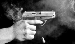 Dùng súng AK bắn con nợ giữa quán phở