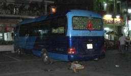 Tài xế chui xuống gầm xe, đe dọa, thách thức CSGT