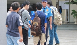 Thí sinh thi ĐH Kiến trúc bị mời về nhà thay quần