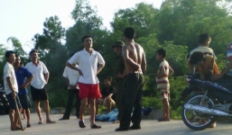 Bị hàng trăm người bắt 'cẩu tặc' vứt cả xe máy và 5 con chó để thoát thân