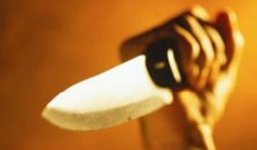 Thấy khó chịu trong người, dùng dao chém bạn tử vong