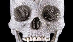 Chiếc đầu lâu nạm 9000 viên kim cương gây sốc trên thế giới