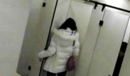 Nữ giám thị bị đình chỉ coi thi vì...dùng điện thoại trong nhà vệ sinh