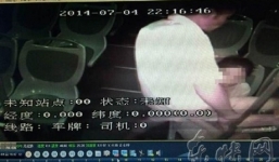 TQ: Hành khách dửng dưng nhìn thiếu nữ bị cưỡng hiếp trên xe bus