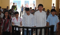 Ban giám hiệu ăn chặn tiền của học sinh hầu tòa