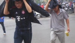 Đề Hóa “khó nhằn”, thí sinh nhăn nhó ra về trong mưa