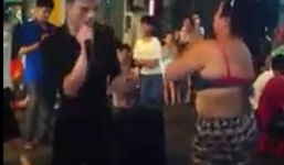 Clip sốc: Nhảy múa điên cuồng, khoe thân phản cảm giữa phố Tạ Hiền