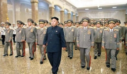 Kim Jong-un đi khập khiễng, lo sợ Triều Tiên thành 'con bài mặc cả'