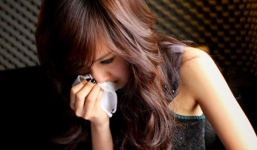 Hot girl Tâm Tít bị bạn trai đánh đập, dí đầu vào tường?