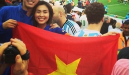 Hà Tăng cùng chồng giơ cao cờ Tổ quốc tại khán đài World Cup 2014