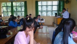 Thí sinh xé danh sách thi, 'soi' thẻ giám thị